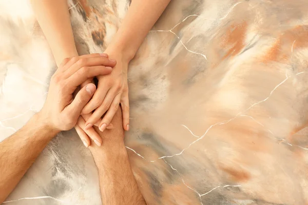 Liebendes Junges Paar Hält Händchen Auf Farbigem Hintergrund — Stockfoto