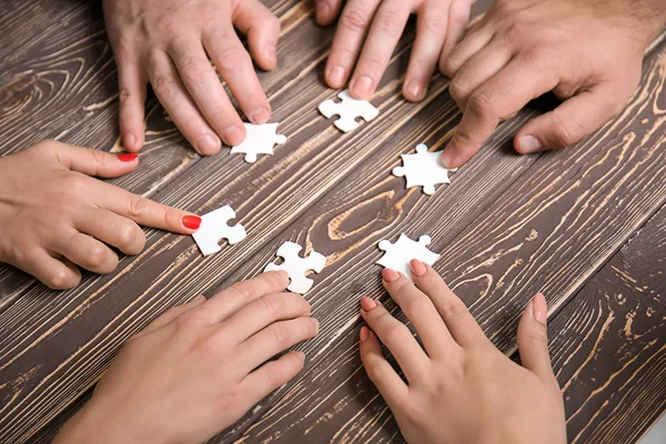 Groep Mensen Doen Puzzel Tafel — Stockfoto