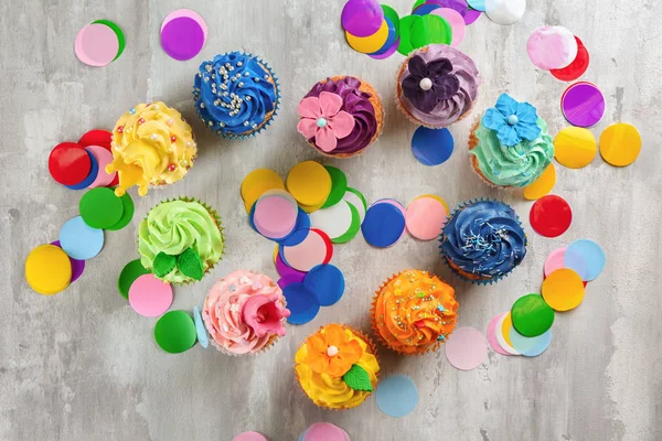 Gustosi Cupcake Decorazioni Feste Sfondo Grigio — Foto Stock