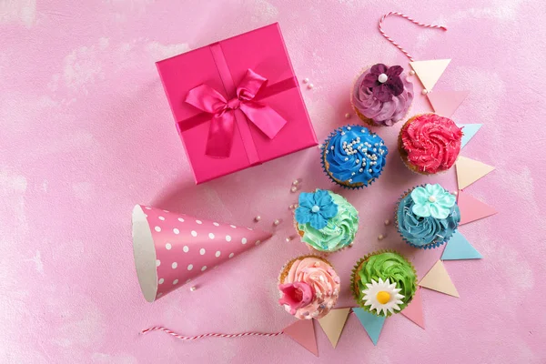 Lekkere Cupcakes Verjaardag Cadeau Partij Hoed Kleur Achtergrond — Stockfoto