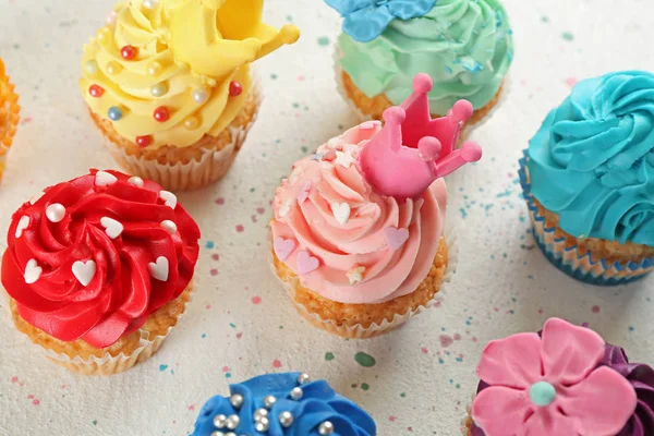 Leckere Bunte Cupcakes Auf Hellem Hintergrund — Stockfoto