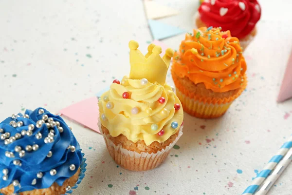 Leckere Cupcakes Und Party Dekor Auf Hellem Hintergrund — Stockfoto