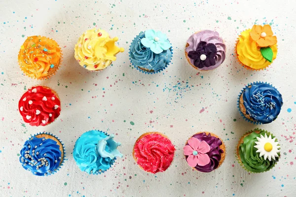 Rahmen Aus Leckeren Cupcakes Auf Hellem Hintergrund — Stockfoto