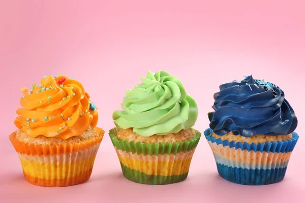 Leckere Cupcakes Auf Farbigem Hintergrund — Stockfoto