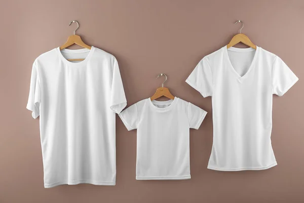 Cabides Com Camisetas Brancas Branco Fundo Cor — Fotografia de Stock