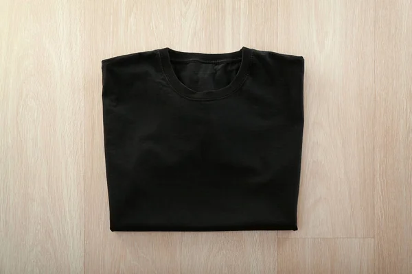 Camiseta Negra Blanco Sobre Fondo Madera —  Fotos de Stock
