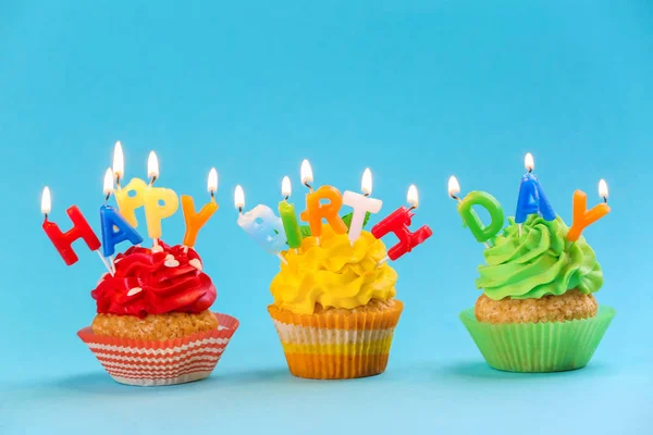 Sabrosos Cupcakes Cumpleaños Con Velas Fondo Color — Foto de Stock