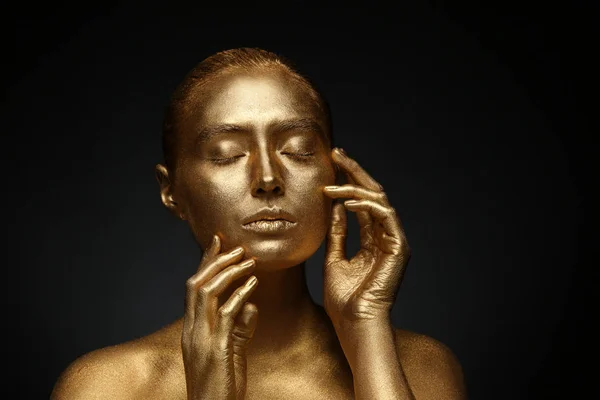 Vacker Ung Kvinna Med Gyllene Färg Hennes Kropp Mot Mörk — Stockfoto