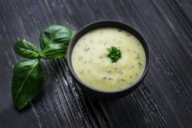 Ahşap masa üzerinde kase lezzetli sos