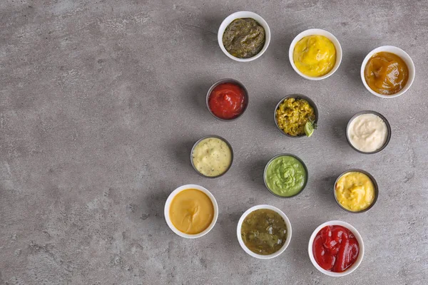 Différentes Sauces Savoureuses Dans Des Bols Sur Table Grise — Photo