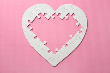 Renk arka plan üzerinde eksik yapboz