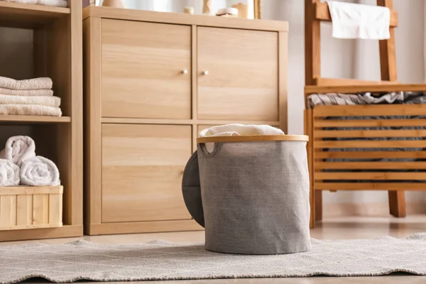 Wäschekorb Mit Schmutzigen Handtüchern Auf Dem Boden Badezimmer — Stockfoto