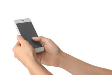 Beyaz arka plan üzerinde cep telefonu tutan genç kadın