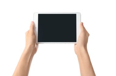 Tablet Pc beyaz arka plan üzerinde tutan genç kadın