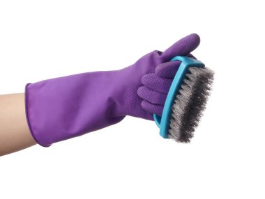 Beyaz arka plan üzerinde temizleme fırçası tutan kadın