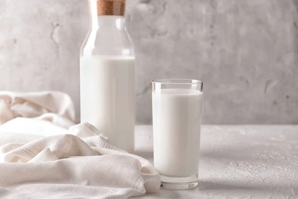 Glas Und Flasche Leckere Milch Auf Weißem Tisch — Stockfoto