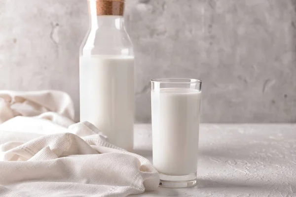 Bicchiere Bottiglia Latte Saporito Sul Tavolo Bianco — Foto Stock