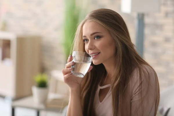 Mooie Jonge Vrouw Drinkwater Thuis — Stockfoto