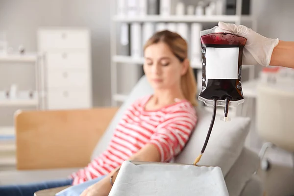 Frau Spendet Blut Krankenhaus — Stockfoto