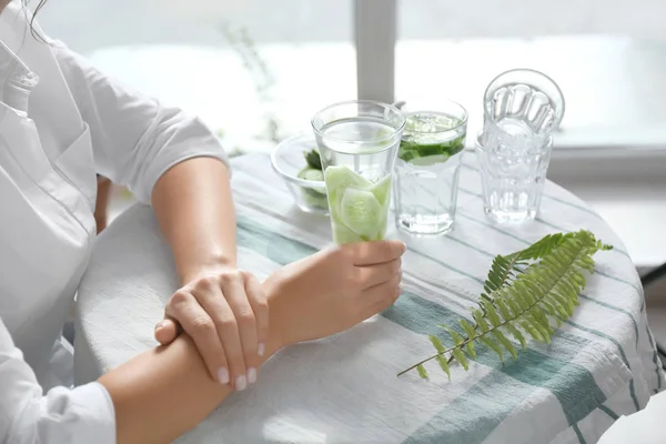 Mujer Con Vaso Agua Fresca Pepino Mesa — Foto de Stock