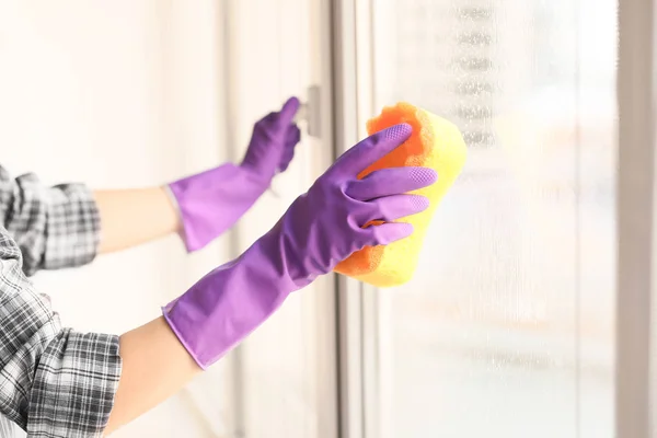 Woman Cleaning Window Home — Stock Photo, Image