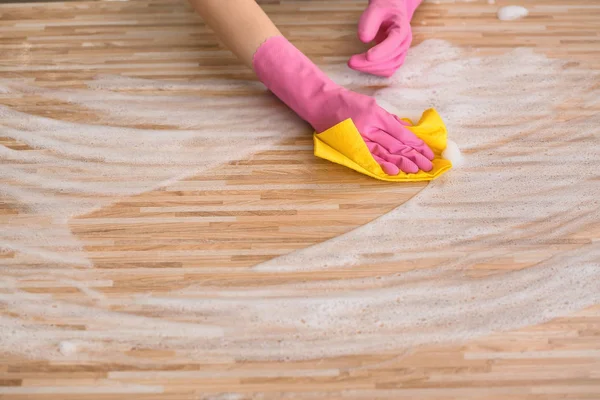 Vrouw Schoonmaak Houten Tafel — Stockfoto