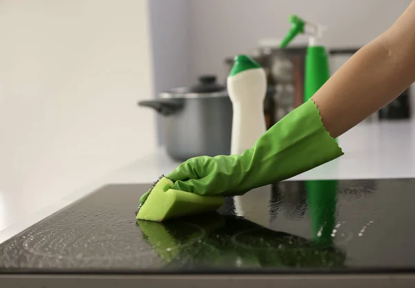 Γυναίκα Καθαρισμού Σόμπα Στην Κουζίνα — Φωτογραφία Αρχείου