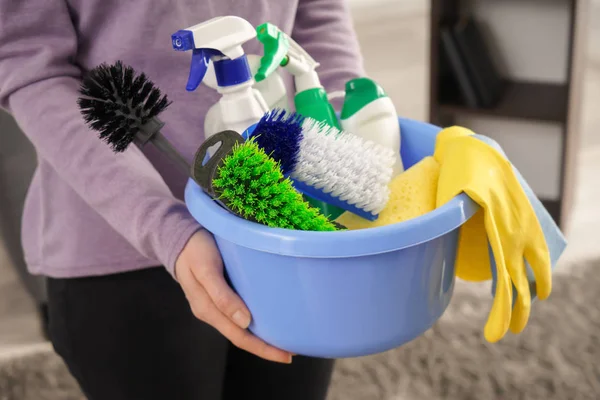 Havza Temizlemekten Tam Kadınla Evde Closeup Malzemeleri — Stok fotoğraf