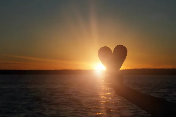 Jovem Mulher Segurando Coração Decorativo Margem Rio Pôr Sol — Fotografia de Stock