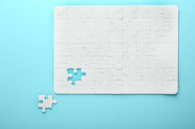 Parça renk arka plan üzerinde beyaz jigsaw puzzle