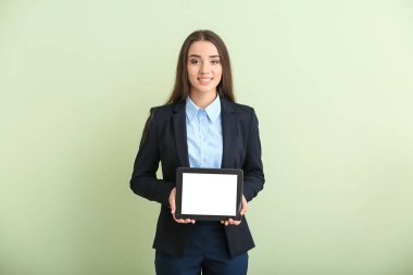 Tablet bilgisayarda açık renkli olan güzel kadın