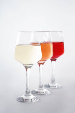 Beyaz zemin üzerine lezzetli şarap gözlük