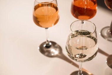 Kadeh tabloda farklı şarap