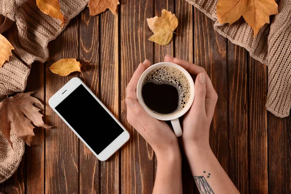 Mãos Femininas Com Xícara Café Telefone Celular Folhas Outono Fundo — Fotografia de Stock