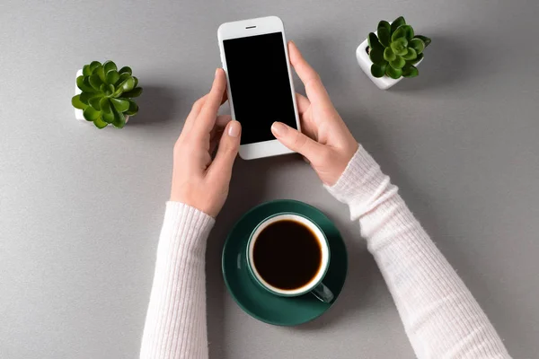 Frauenhände Mit Handy Und Tasse Kaffee Auf Hellem Hintergrund Draufsicht — Stockfoto