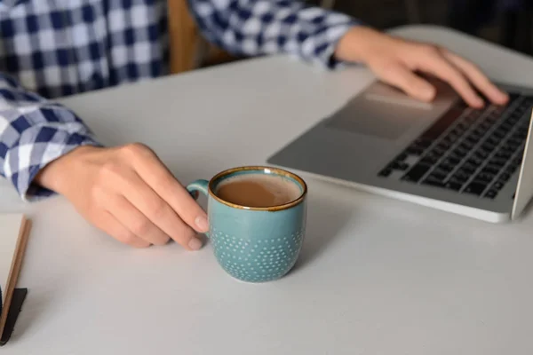 Vrouw Aromatische Koffie Drinken Terwijl Het Gebruiken Van Laptop Aan — Stockfoto
