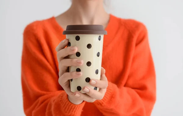 Vrouw Met Kopje Aromatische Koffie Lichte Achtergrond Close — Stockfoto