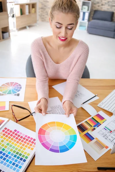 Hermoso Diseñador Joven Que Trabaja Con Paleta Colores Oficina — Foto de Stock