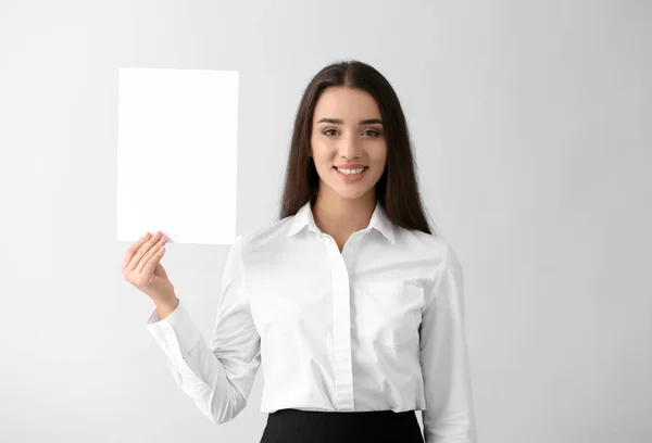Giovane Donna Affari Con Foglio Bianco Carta Sfondo Chiaro — Foto Stock
