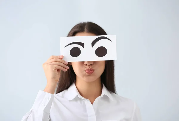 Emotionale Junge Frau Versteckt Gesicht Hinter Blatt Papier Mit Gezeichneten — Stockfoto