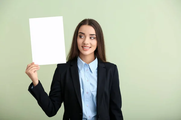 明るい背景に用紙の空白のシートを持つ若い女性 — ストック写真