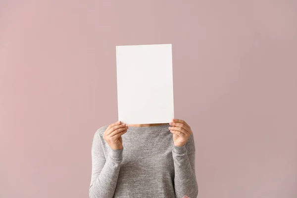 Jovem Mulher Escondendo Rosto Atrás Folha Papel Branco Sobre Fundo — Fotografia de Stock