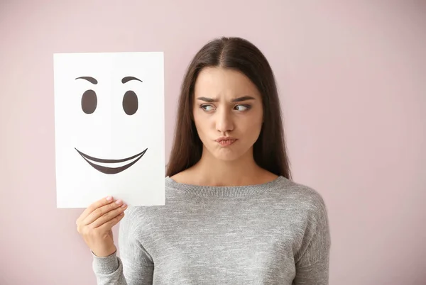 Donna Emotiva Possesso Foglio Carta Con Emoticon Disegnato Sfondo Colori — Foto Stock