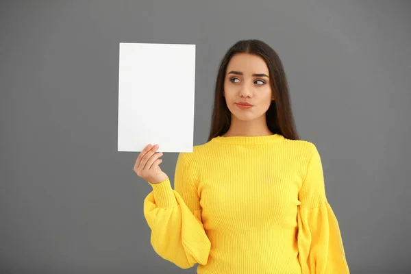 Giovane Donna Emotiva Con Foglio Carta Bianco Sfondo Grigio — Foto Stock