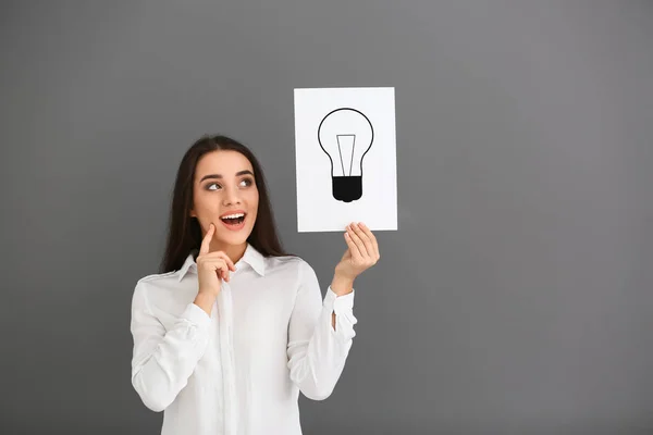 Emotionele Jongedame Houden Papieren Blad Met Getekende Gloeilamp Als Symbool — Stockfoto