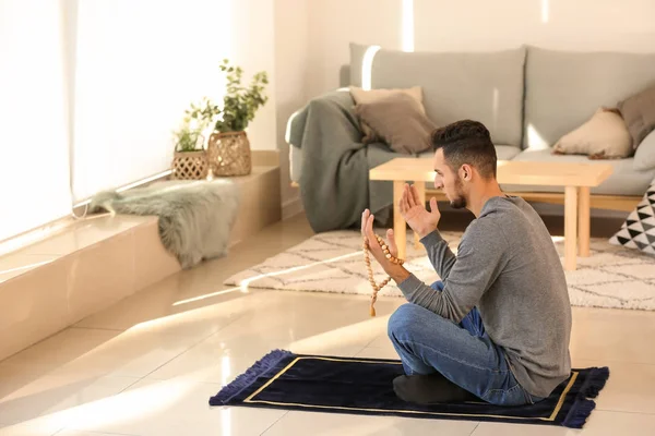 Joven Musulmán Rezando Casa — Foto de Stock