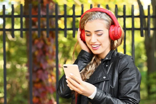 Beautiful Young Woman Listening Music Autumn Park — Stock Photo, Image