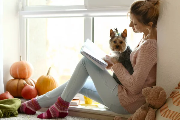 Woman Cute Dog Reading Book Home Autumn Day — Stock Photo, Image