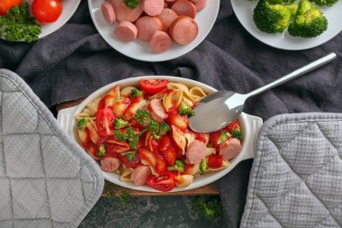 Sosis ve masada seramik tabak sos ile lezzetli makarna