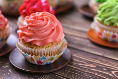 Ahşap arka plan üzerinde lezzetli kek